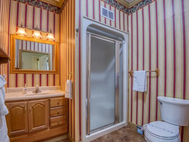 Fully Renovated Inn with 13 Guest Rooms on 5.52 Acres in White Mountains, Nh