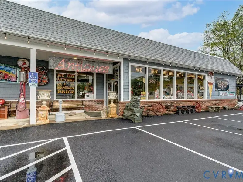 Renovated Commercial Building with 3 Businesses in Prime Montross Location