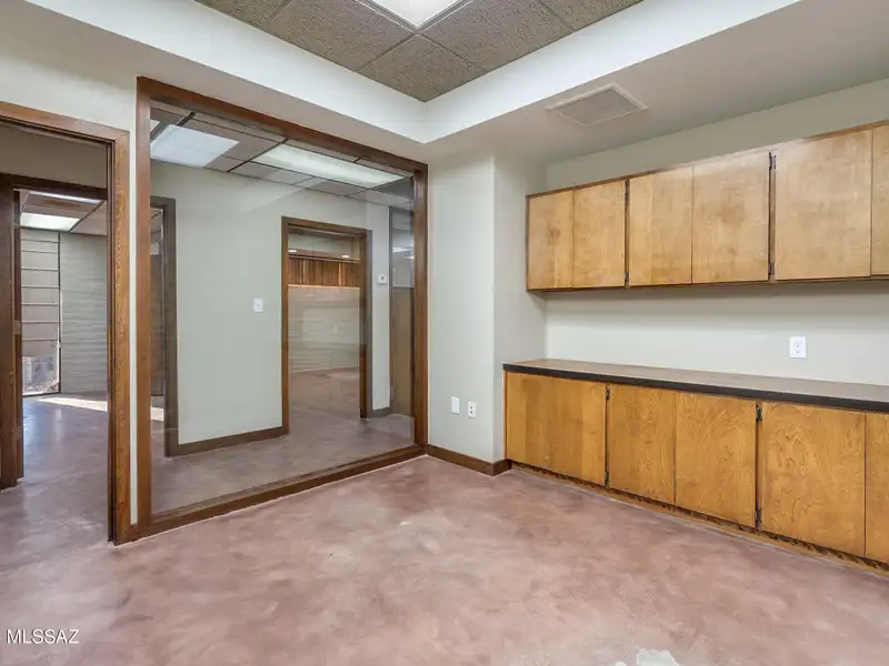2,975 Sqft Office Space for Sale in Prime Broadway and Wilmot Location with Parking Lot