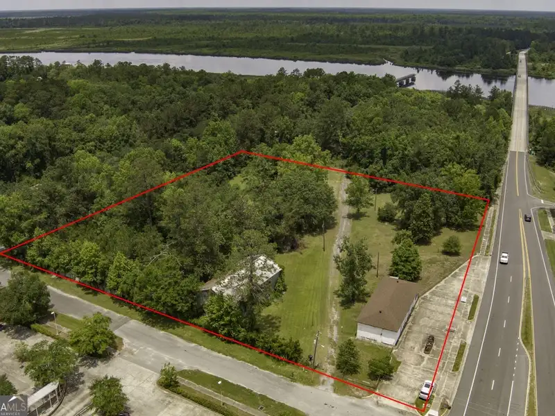4-acre Commercial Property with Antique Shop and Warehouse on Us Hwy 17, Woodbine
