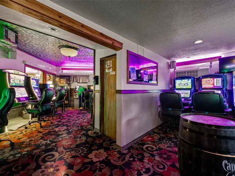 Historic Del's Bar & Grill: Profitable Lakeside Business in Somers, Mt with Liquor License