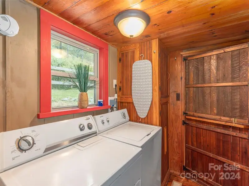 Charming Cottage and Barn on Expansive Mountain Retreat with Outdoor Amenities