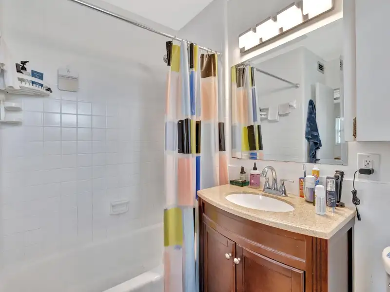 Multi-unit Garden Retreat in Oakland Park with Pool and Upgraded Apartments