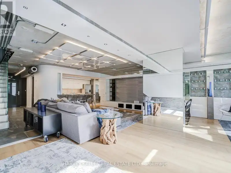 Executive Urban Townhome in King West with Private Entrance and Premium Amenities