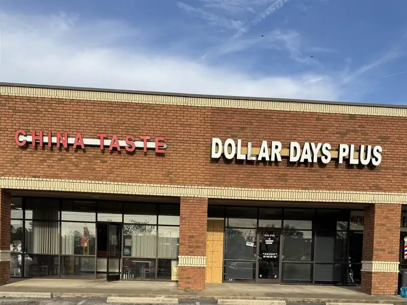 Retail Bay for Restaurant in High-traffic Area - 1400 Sf Available