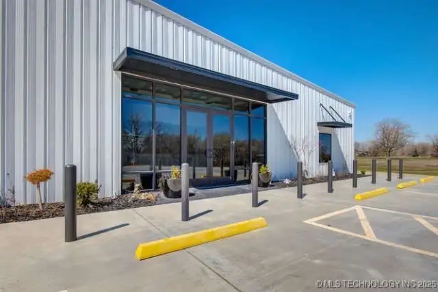 Modern Office/warehouse for Lease in Commercial General Zone - 22,080 Sf Total Space