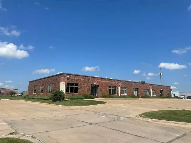 Well-maintained Office Building in Hiawatha Office Park with Ample Parking and Signage