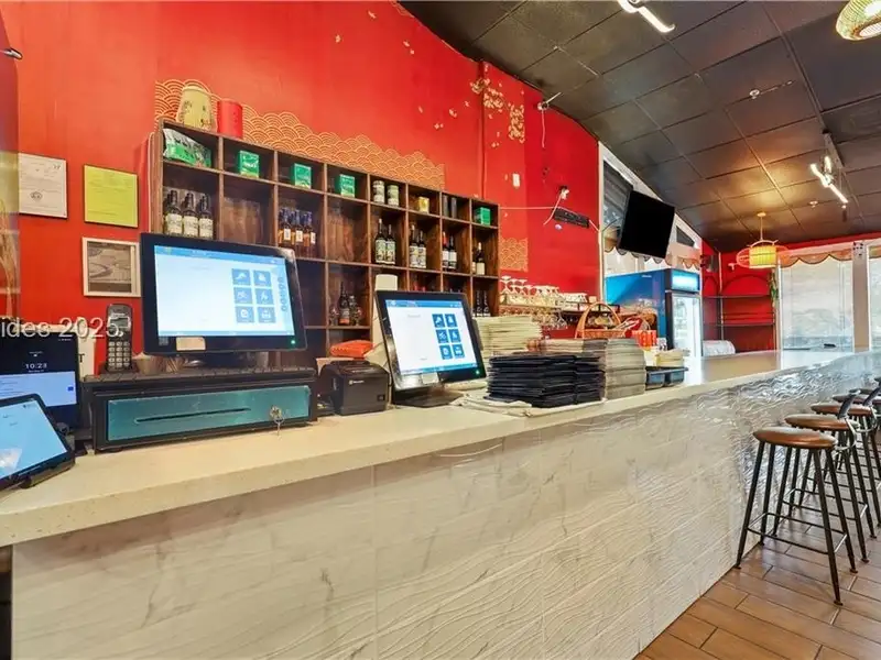 Mid-island Restaurant for Sale Near Palmetto Dunes with Outdoor Dining Area