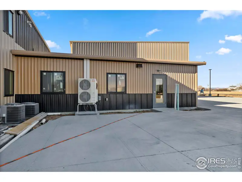 Build-to-suit Light Industrial Office & Warehouse for Lease in Prime Location with Mountain Views