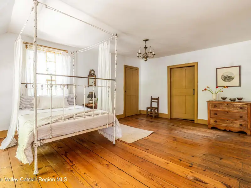Historic Mixed-use Landmark in Kinderhook Village with Restaurant and Flexible Suites