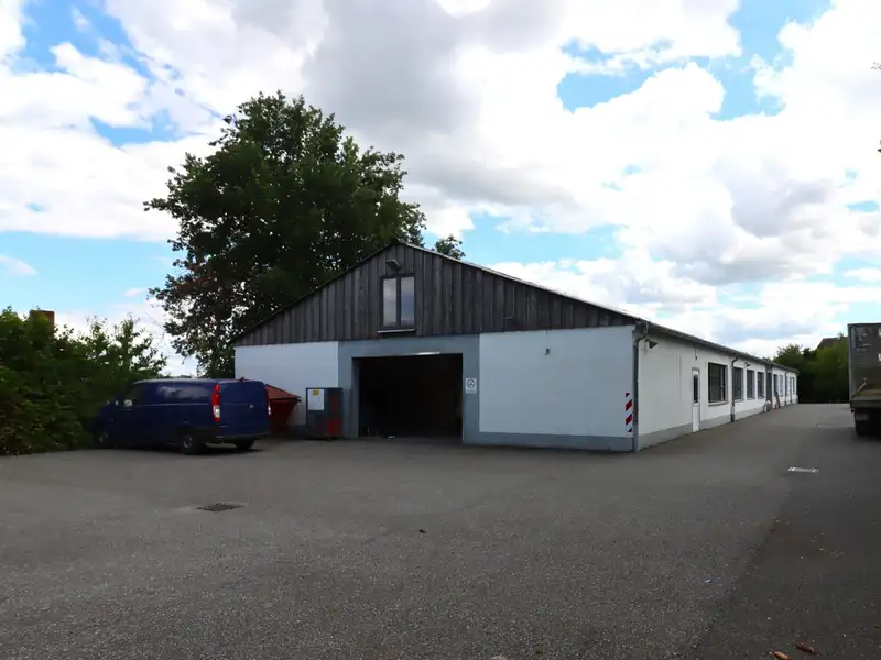 Versatile Commercial Property with Office Space in Established Town, 2,220 M² Lot
