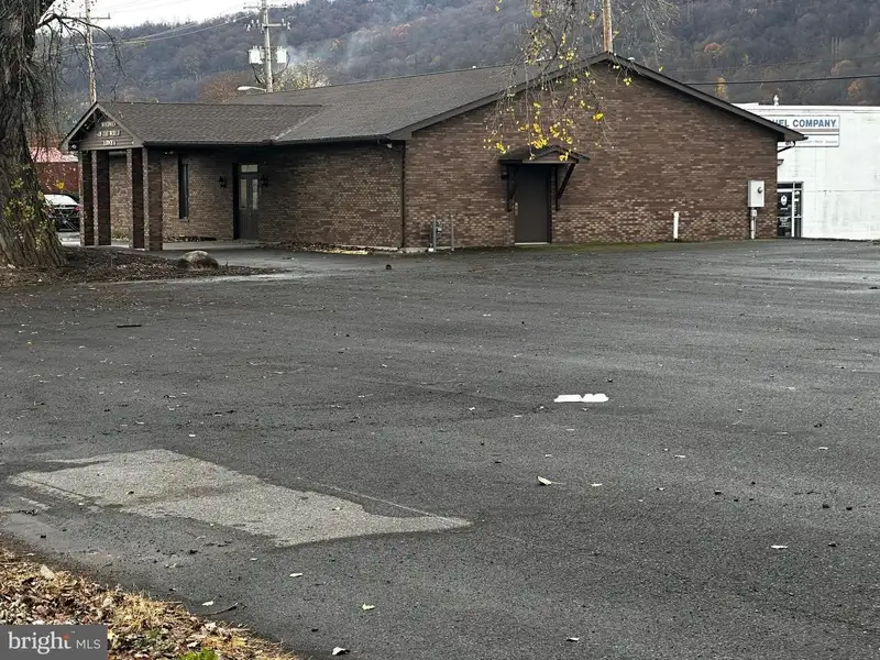Versatile 3,200 Sq Ft Brick Building in High-traffic Location with Ample Parking
