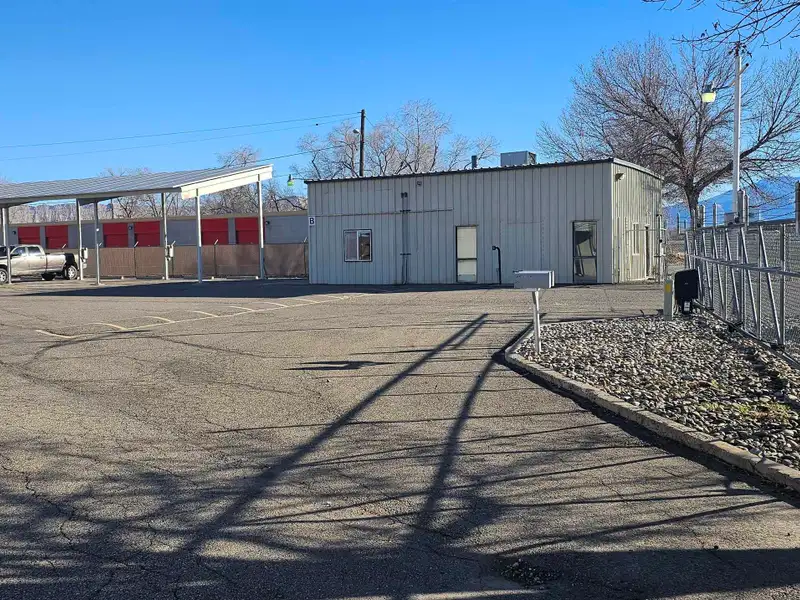 Industrial Complex with Three Buildings on 3.5 Acres Near I-70b