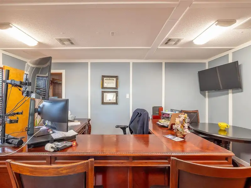 Professional Office Space for Lease in High-traffic Orlando Corridor with Ample Parking