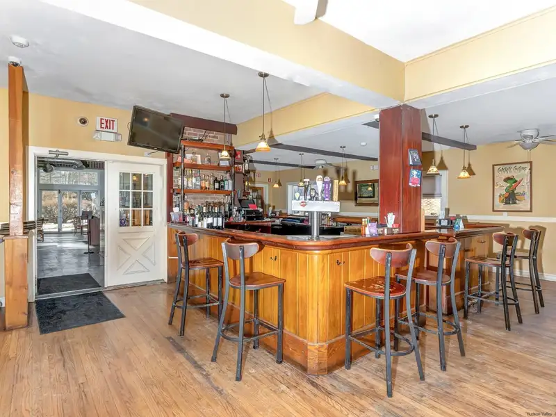Renovated Pub and Hotel in Prime Woodstock Location with Restaurant and Apartments