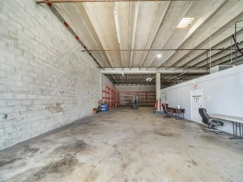 Commercial Property in Doral - Prime Location Near Miami International Airport and Amenities