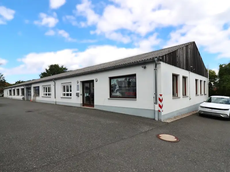 Versatile Commercial Property with Office Space in Established Town, 2,220 M² Lot