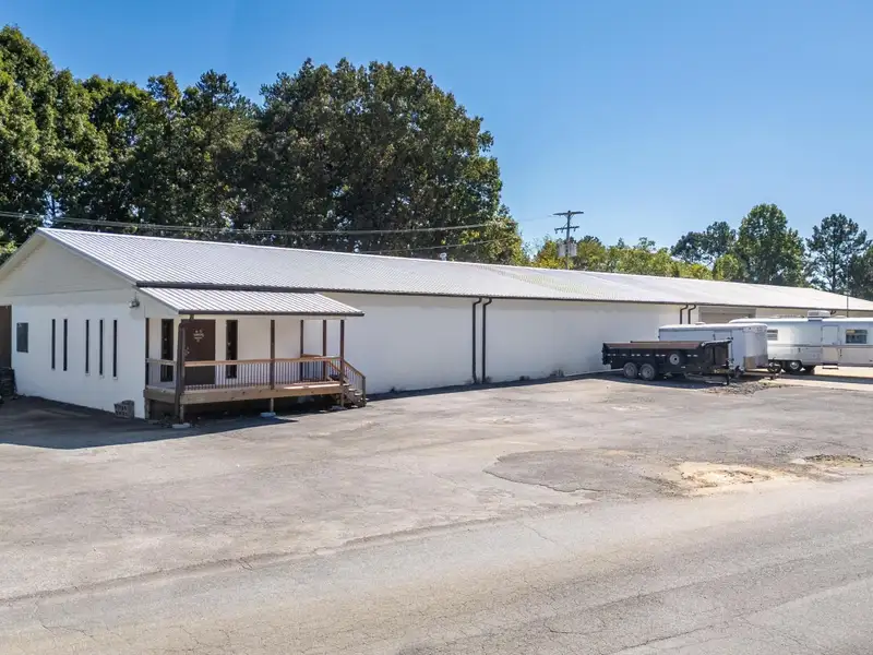 3,600 Sq Ft Commercial/industrial Unit for Lease with Offices and Large Work Area
