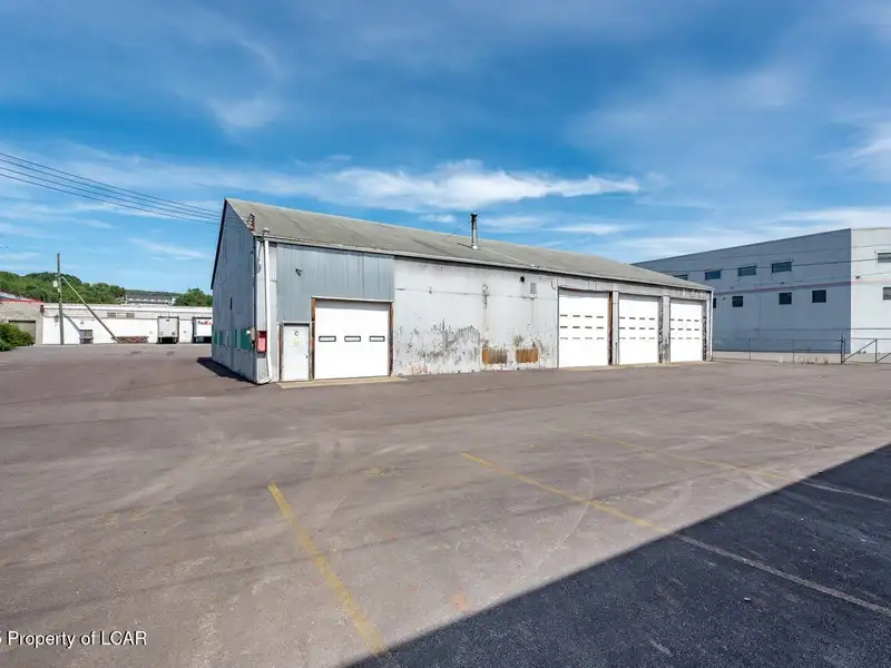 6000 Sq Ft Mechanical Garage with Overhead Doors in Prime Business Location
