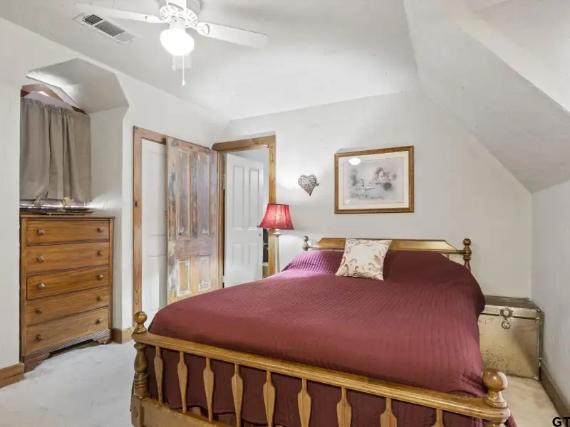 Historic Downtown Pittsburg Bed and Breakfast with 6 Ensuites and Unique Train Car Suite