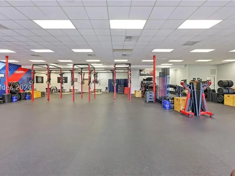 5,000 Sq Ft Retail Sublease in Port Royal Plaza with High Visibility