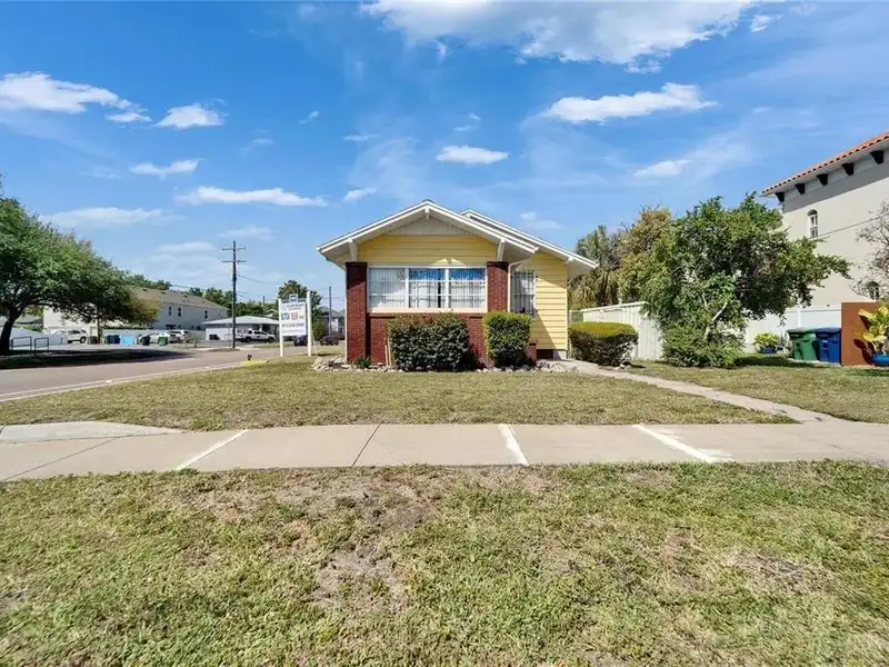 Office Suites in Hyde Park with Conference Rooms and Ample Parking