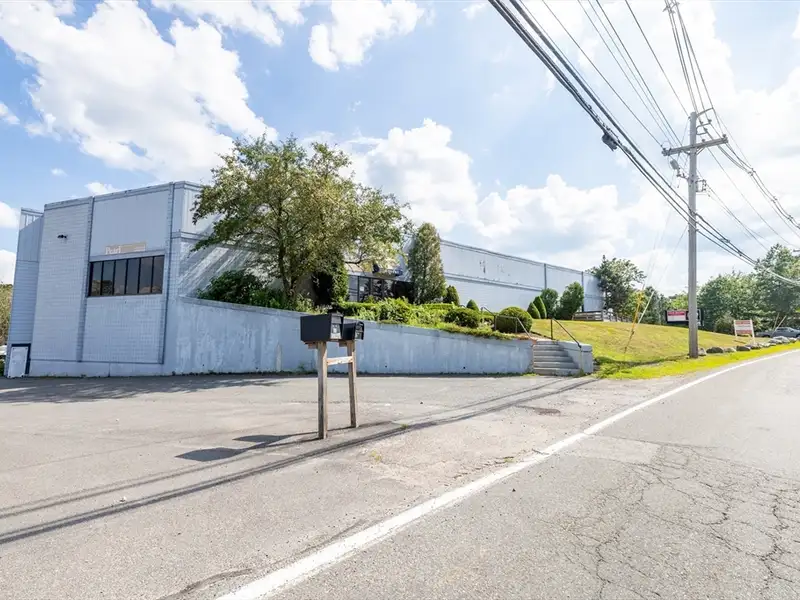 Industrial Building for Lease in North Reading with Office and Warehouse Flexibility