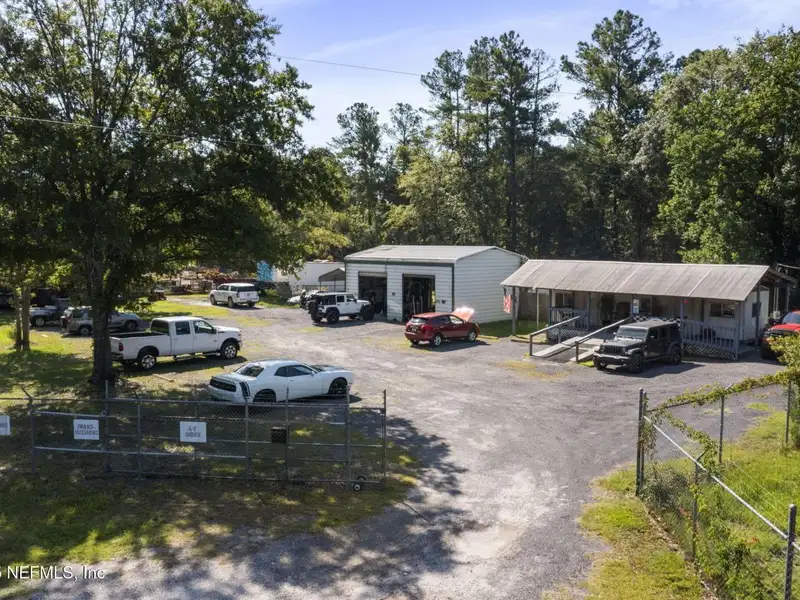 Mixed-use Parcel with Buildings, Ideal for Auto Repair or Sales in Convenient Location