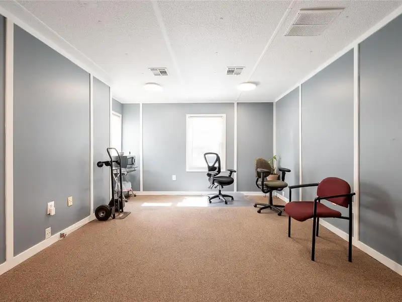 Professional Office Space for Lease in High-traffic Orlando Corridor with Ample Parking
