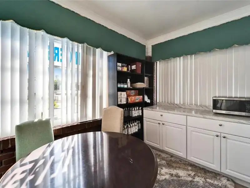 Office Suites in Hyde Park with Conference Rooms and Ample Parking