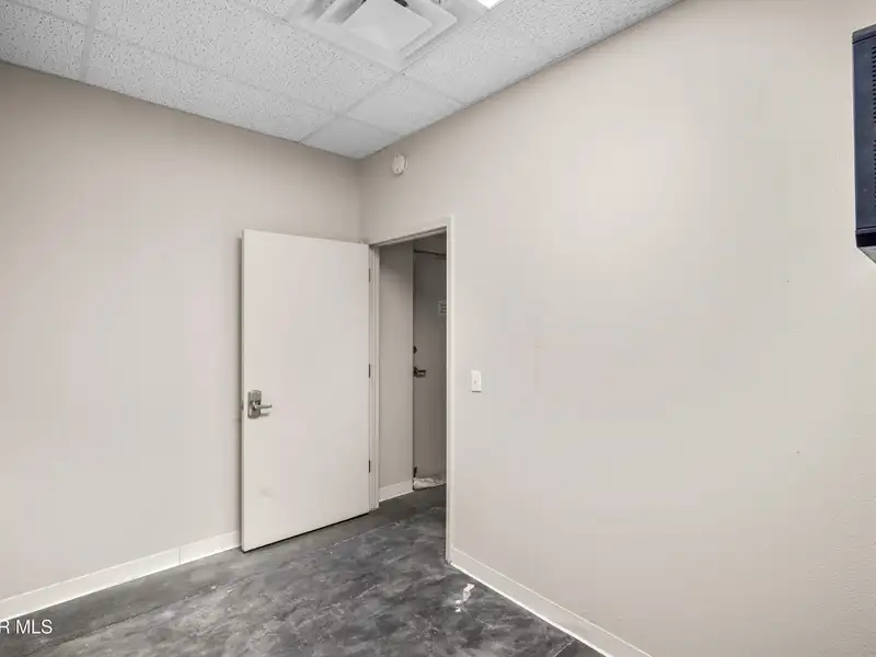 2,750 Sq Ft Office Space for Rent in Established Shopping Center Near Montwood and Yarbrough