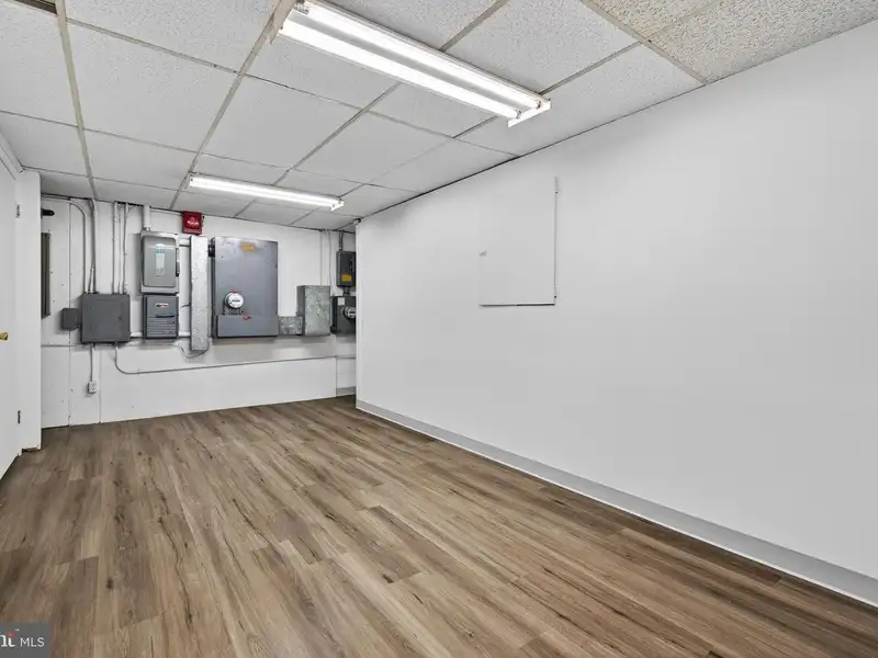 Versatile Commercial Property in Northwood Park, Ideal for Offices, Retail, or Light Industrial