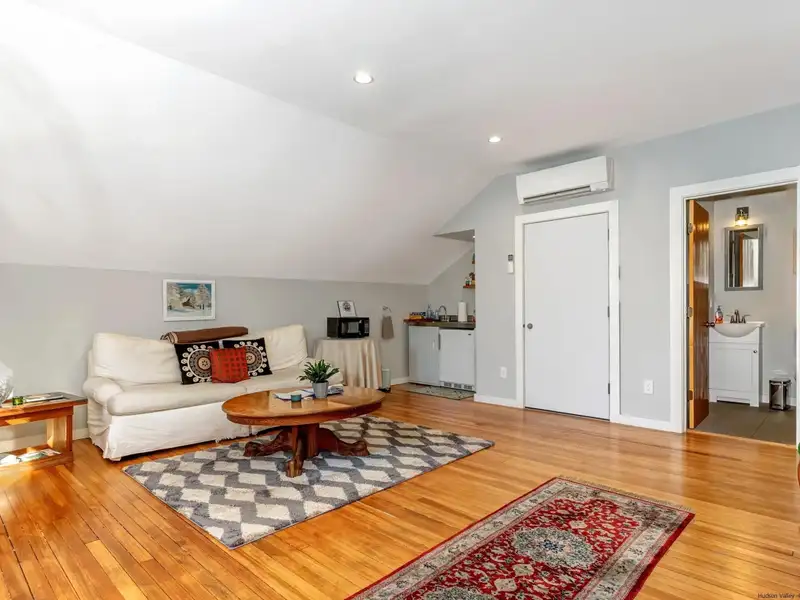 Renovated Pub and Hotel in Prime Woodstock Location with Restaurant and Apartments