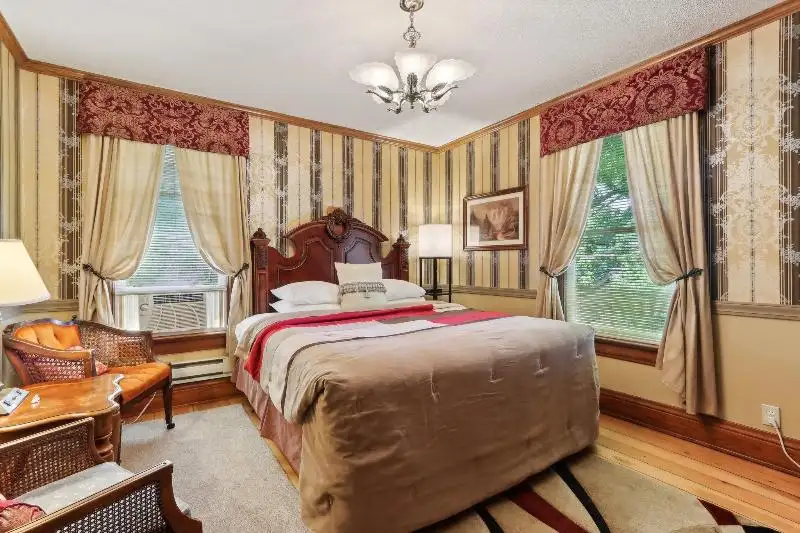 Turnkey B&b and Event Center in Wisconsin Dells with 17 Guest Suites