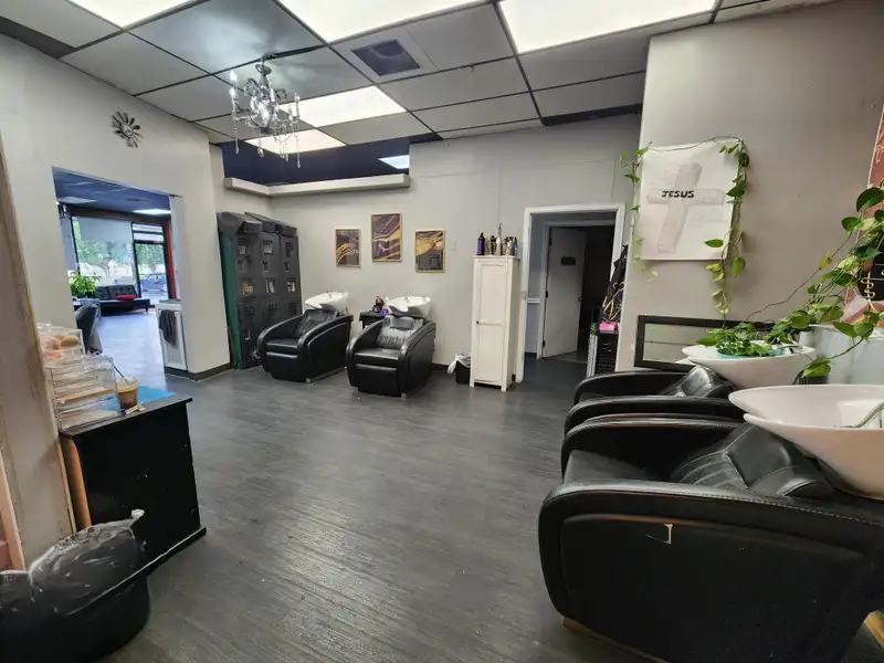 Retail/salon Space in High-traffic Center Near North Ave Walmart