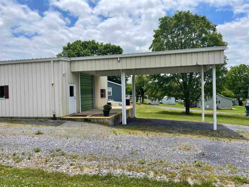 Commercial Building for Lease: 3,000 Sq Ft with Loading Dock Near I81
