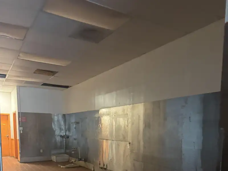 Retail Bay for Restaurant in High-traffic Area - 1400 Sf Available