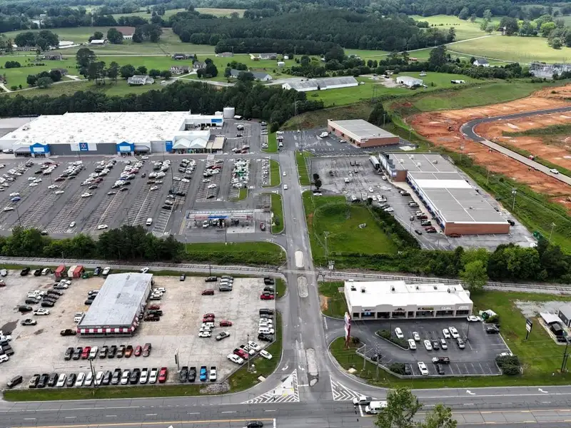 Commercial Strip Center on 3 Acres in Lafayette, Ga Near Walmart Supercenter