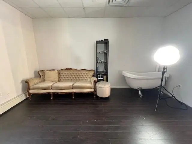 Spacious 1,800 Sq Ft Commercial Studio in Floral Park Village with Utilities Included