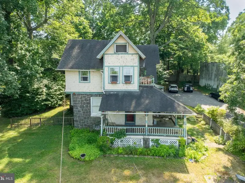 Mixed-use Property in Wayne, Pa: Salon with 1-bedroom Apartment Above