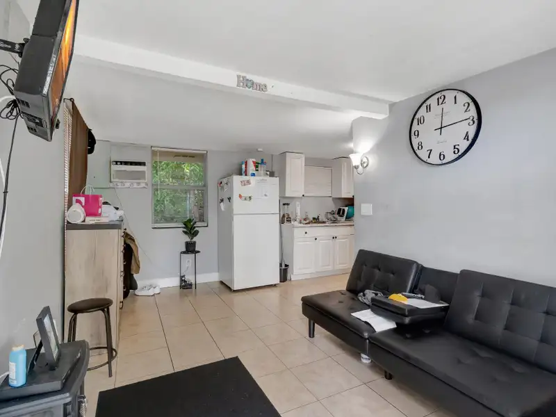 Well-maintained 6-unit Multifamily Property in South Florida with Value-add Potential