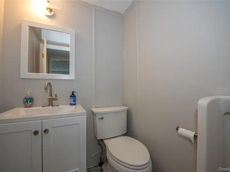 One Room Office for Rent in Babylon Village with Parking and Utilities Included