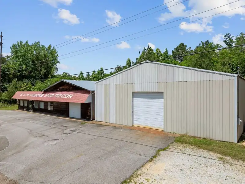 Commercial Property with Showroom and Warehouses on Us Hwy 100 W