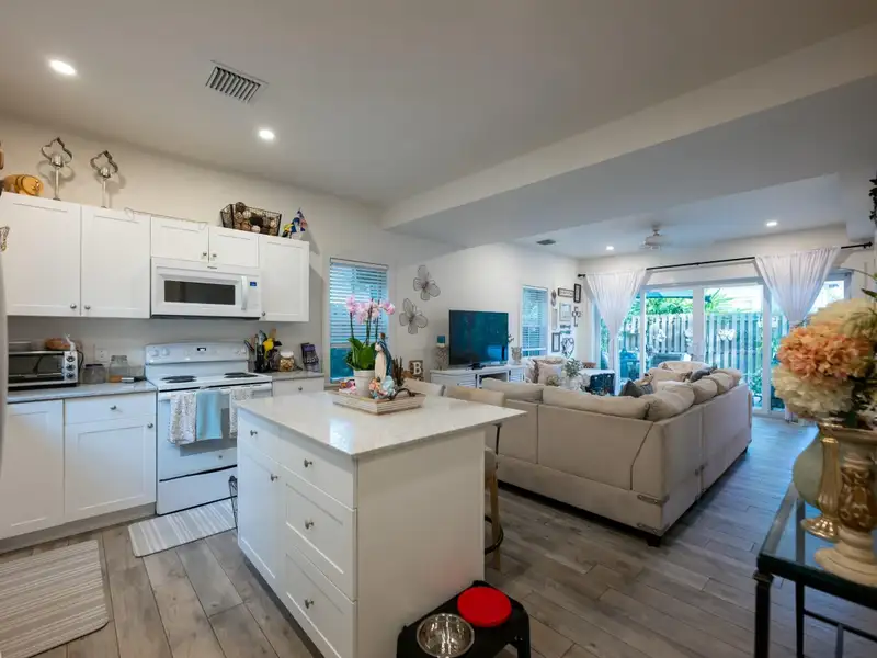 Mixed-use Compound with Residential and Commercial Units in Key West, Built 2021