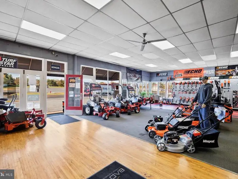 Mixed-use Commercial Building on Congress Street, New Market - 9,940 Sq Ft with Expansion Potential