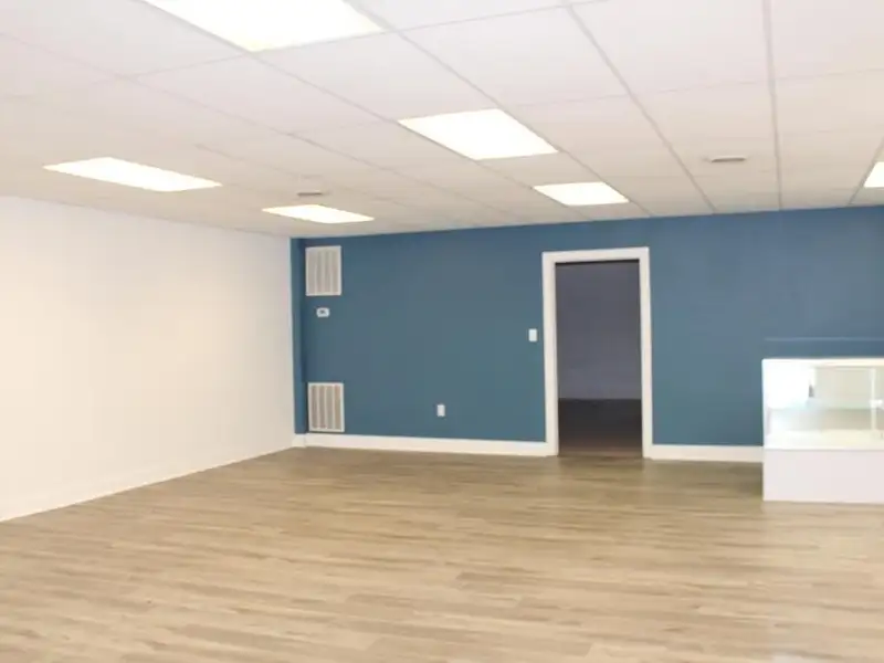 Commercial Building for Sale in Prime Location - Move-in Ready
