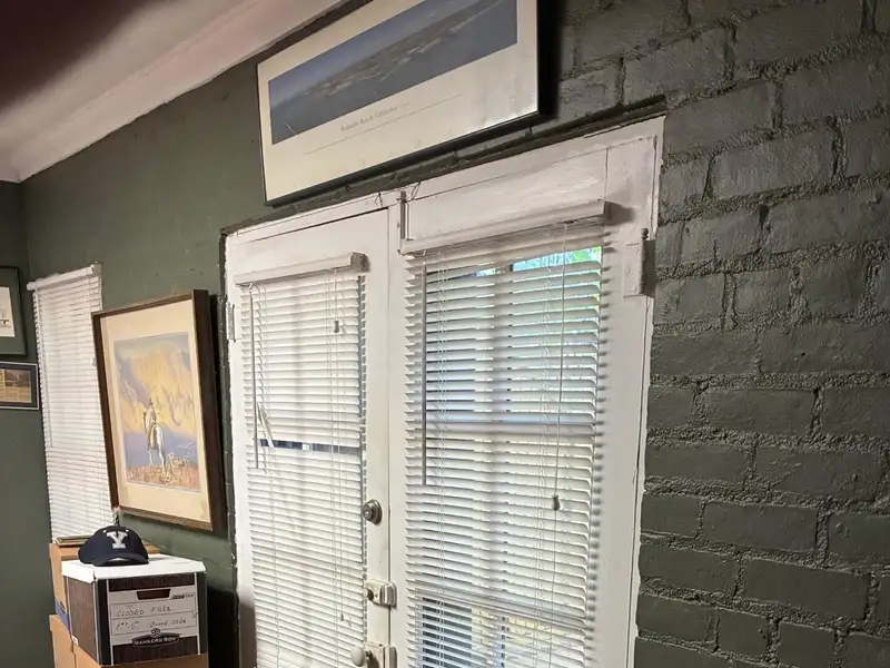 Ground Floor Office Complex with Reception and Studio Apartment in El Presidio District