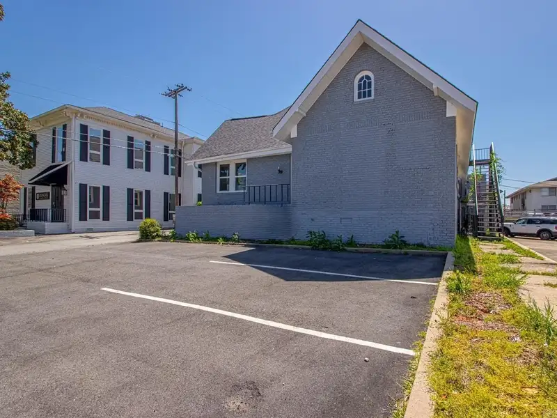 Remodeled Commercial Building Near I-630, Downtown Little Rock – Ideal for Office or Apartment