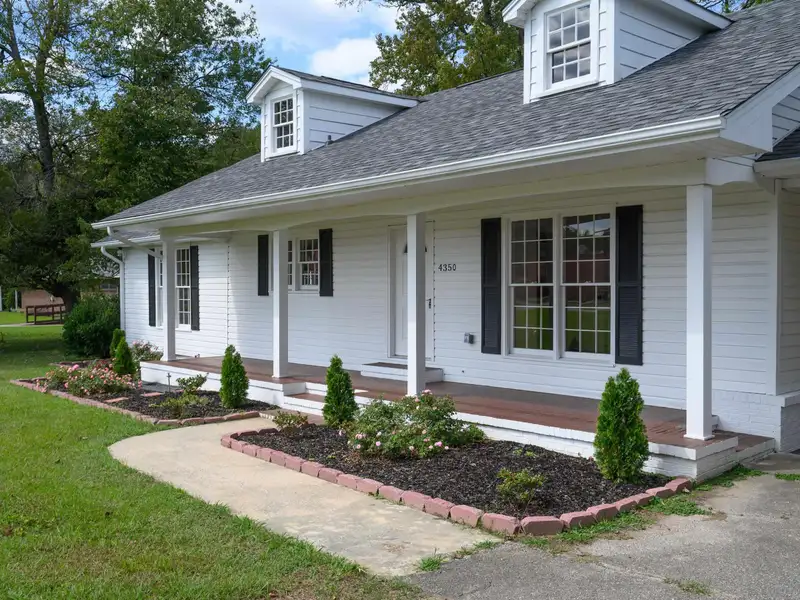 Updated Commercial Building on Main St in Pinson with Highway 75 Visibility