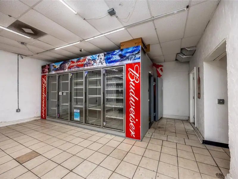 Versatile Commercial Building for Retail or Service Use in High-traffic Location